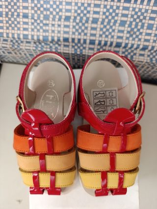 Sandalias rojas número 23 