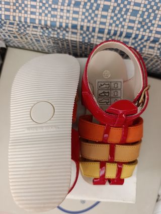 Sandalias rojas número 23 