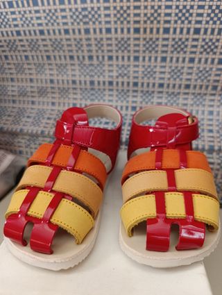 Sandalias rojas número 23 