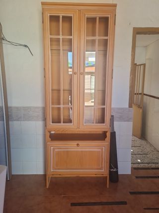 Vitrina madera maciza clásica. Ubicado en Sevilla.