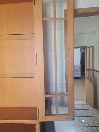 Vitrina madera maciza clásica. Ubicado en Sevilla.