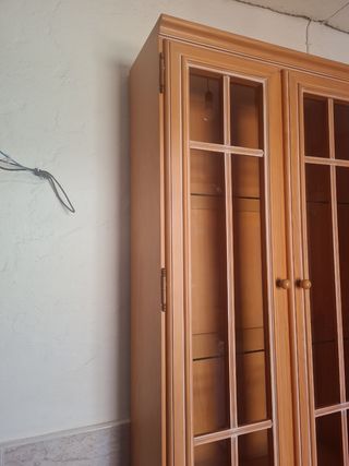 Vitrina madera maciza clásica. Ubicado en Sevilla.