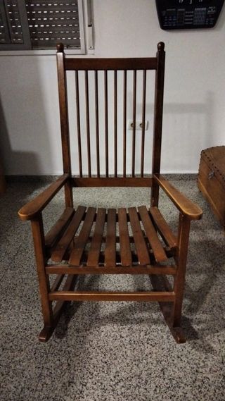 Mecedora madera marrón