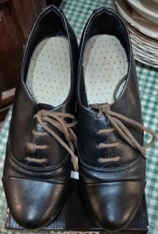 Zapatos negros de tacón bajo