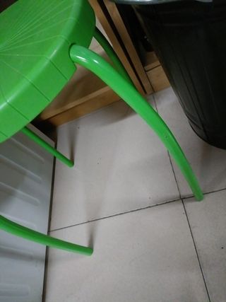 1 sgabello in plastica verde