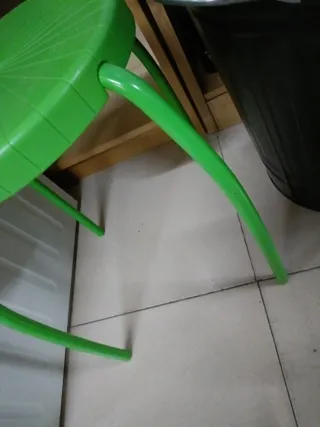 1 sgabello in plastica verde