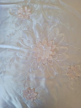 Colcha bordada satén blanco años 70 nueva