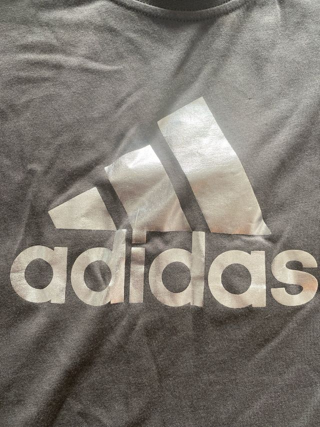Camiseta Adidas gris plata