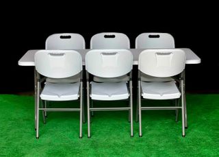 Mesa y 5 sillas plegables blancas