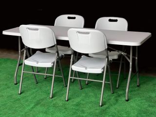 Mesa y 5 sillas plegables blancas