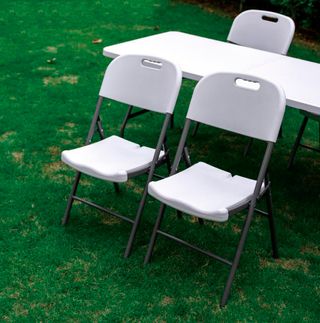 Mesa y 5 sillas plegables blancas