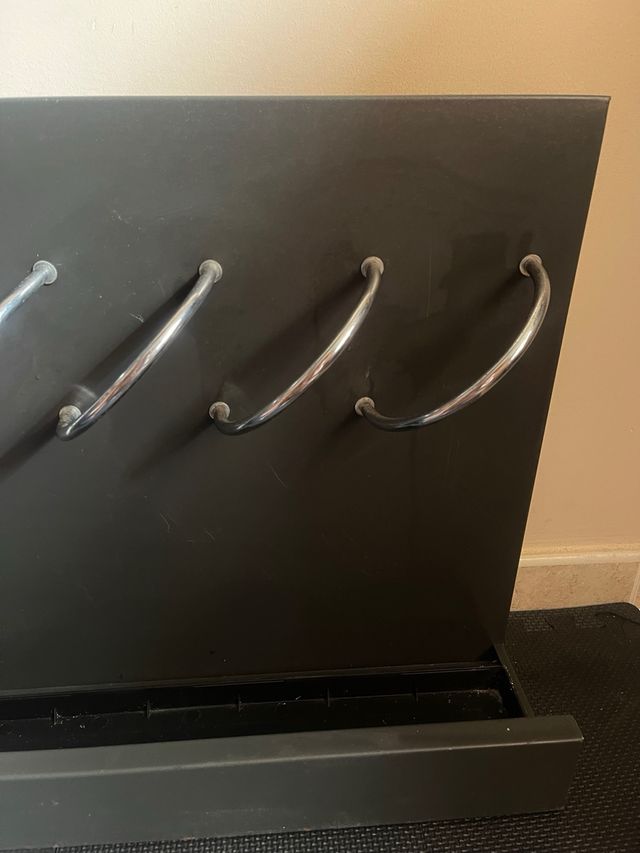 Paragüero moderno de metal con diseño en espiral