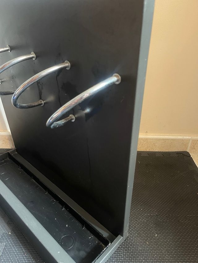 Paragüero moderno de metal con diseño en espiral