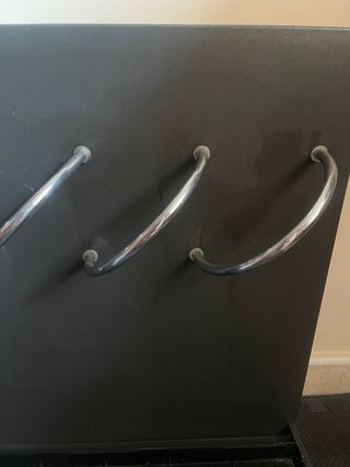 Paragüero moderno de metal con diseño en espiral