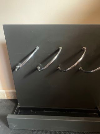 Paragüero moderno de metal con diseño en espiral