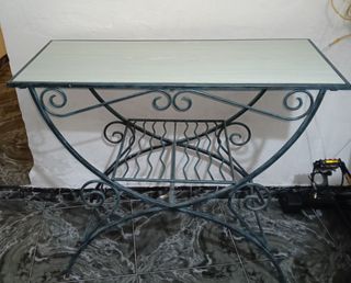 Tavolo in metallo battuto e vetro