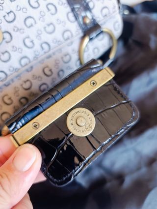 Bolso Guess vintage cilindro monograma