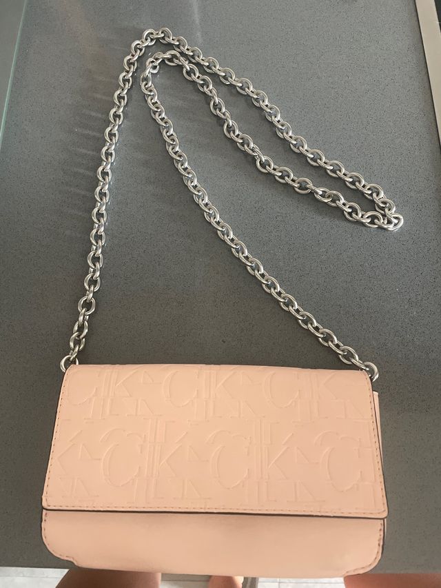 Bolso Calvin Klein rosa con su funda guardapolvo
