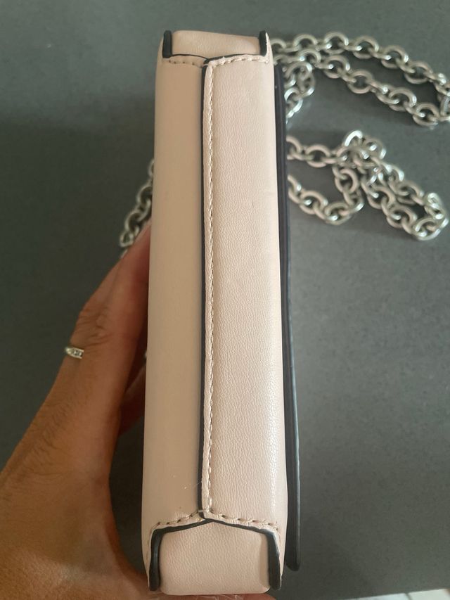 Bolso Calvin Klein rosa con su funda guardapolvo