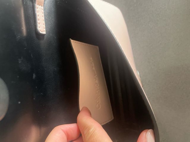 Bolso Calvin Klein rosa con su funda guardapolvo