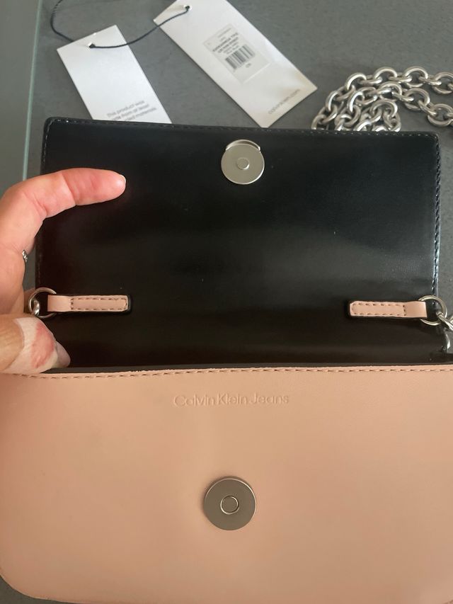 Bolso Calvin Klein rosa con su funda guardapolvo