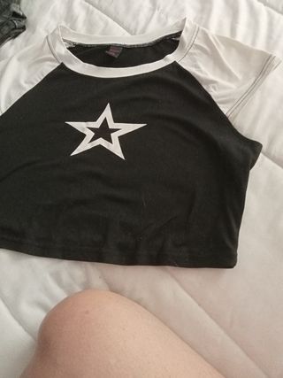 Top corto blanco y negro con estrella 