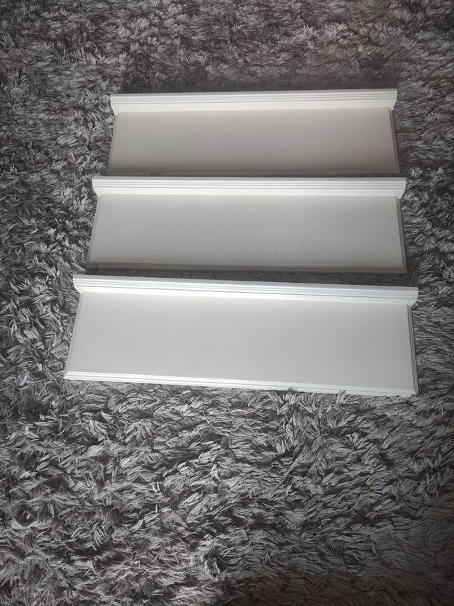 Tres baldas blancas de madera