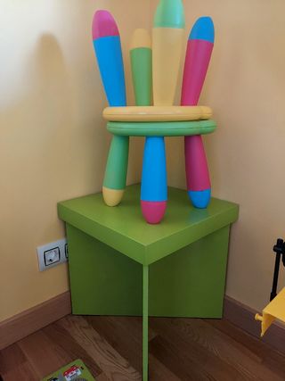 Mesa y taburetes infantiles