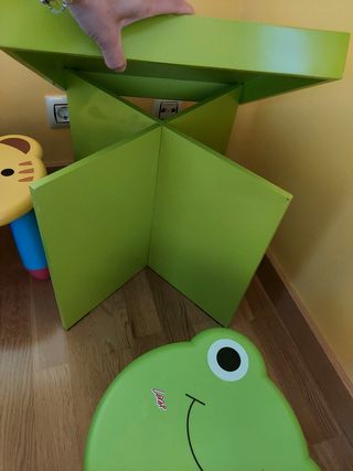 Mesa y taburetes infantiles