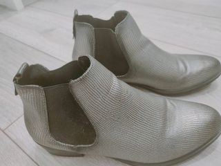 Botines planos plateados