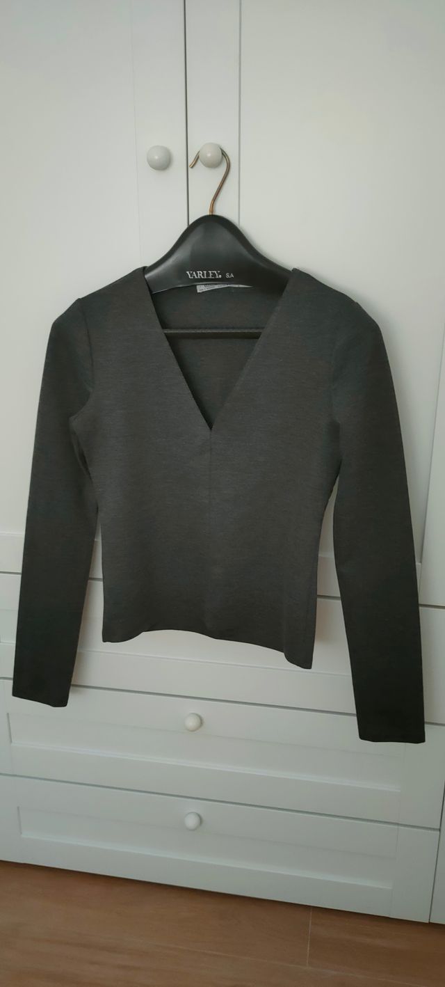 Top Zara manga larga gris - Escote pico