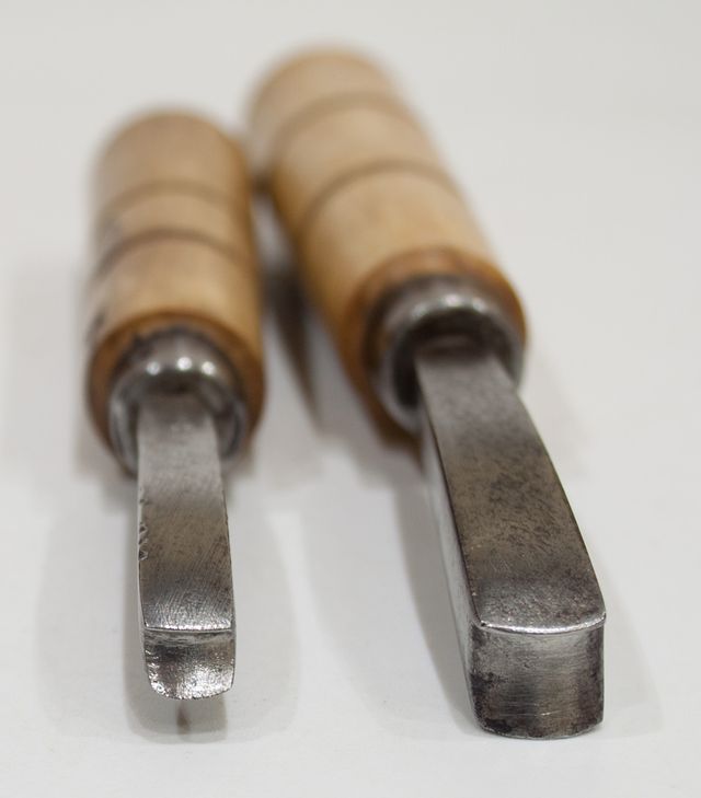 2 HIERROS DE ZAPATERO DE PULIR CANTOS.