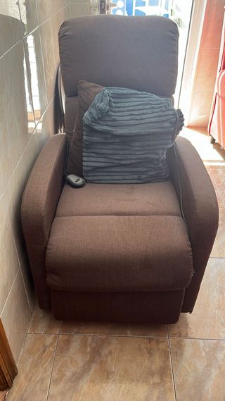 Sofá relax marrón eléctrico, con mando