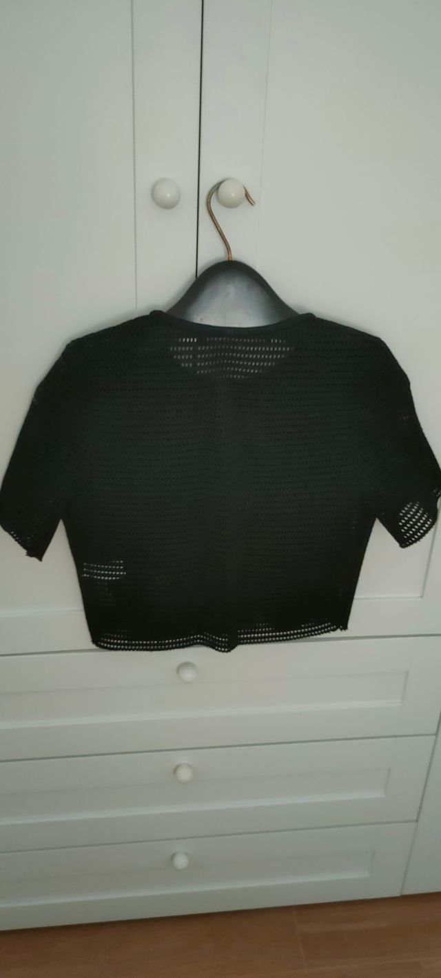 Crop top negro tejido red. Bolsillos en pecho