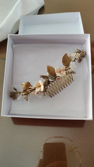 Tocado dorado y rosado y blanco