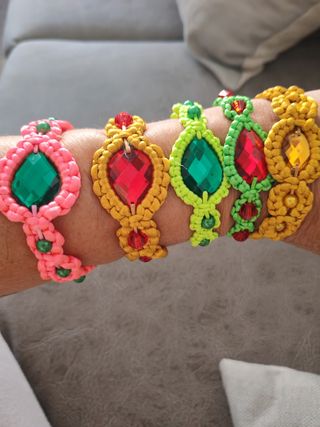 Pulseras artesanales, tejidas con piedras 15€