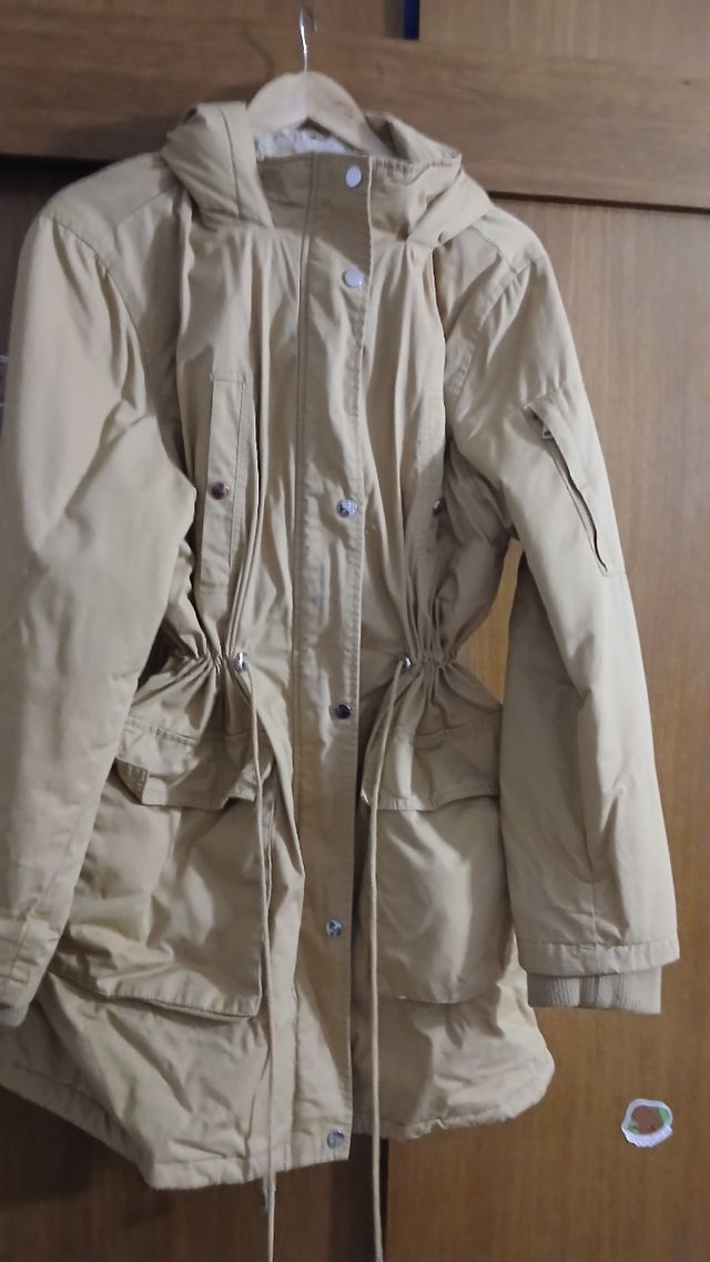 Chaqueta beige con capucha