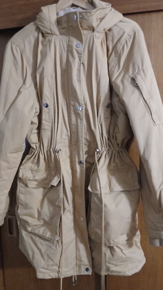 Chaqueta beige con capucha