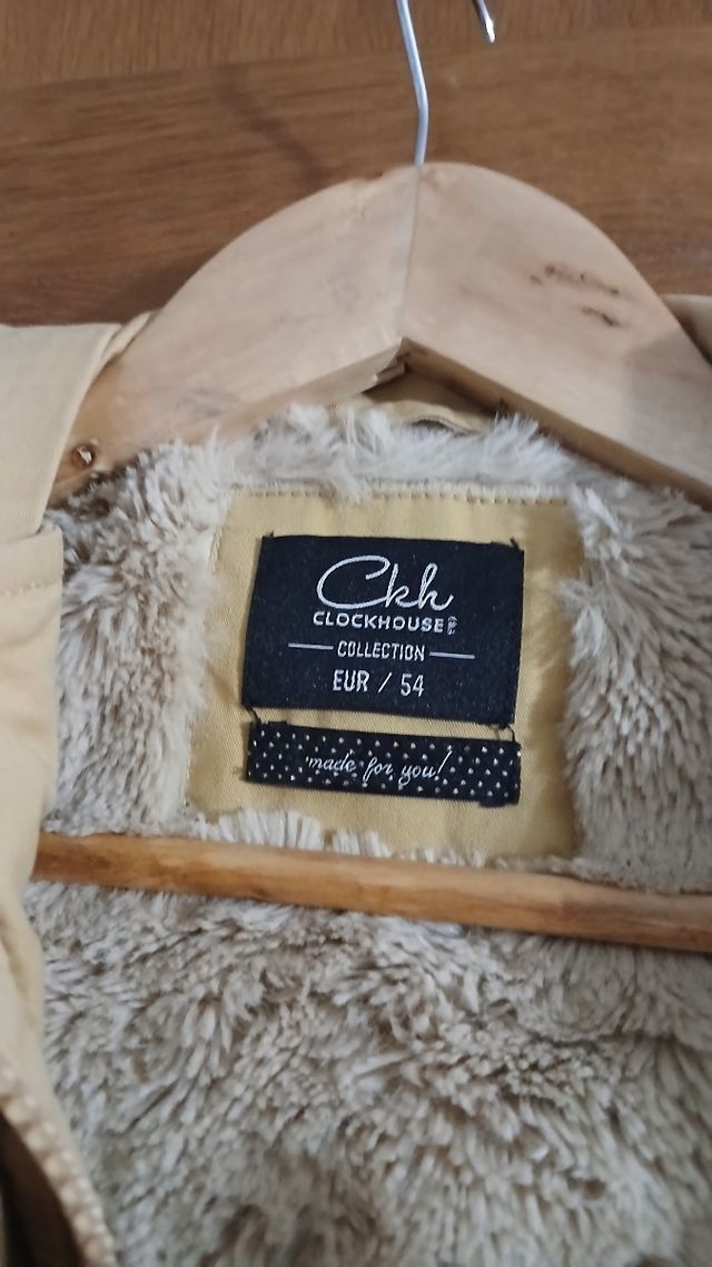 Chaqueta beige con capucha