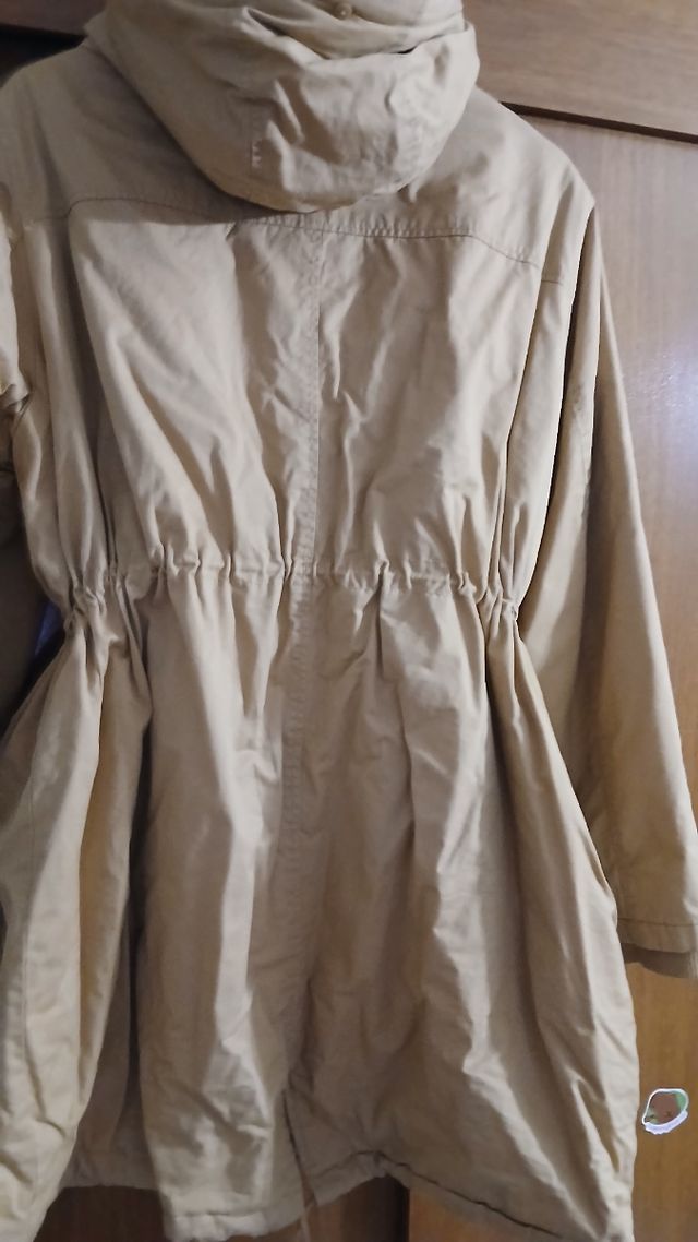 Chaqueta beige con capucha