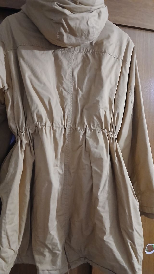 Chaqueta beige con capucha