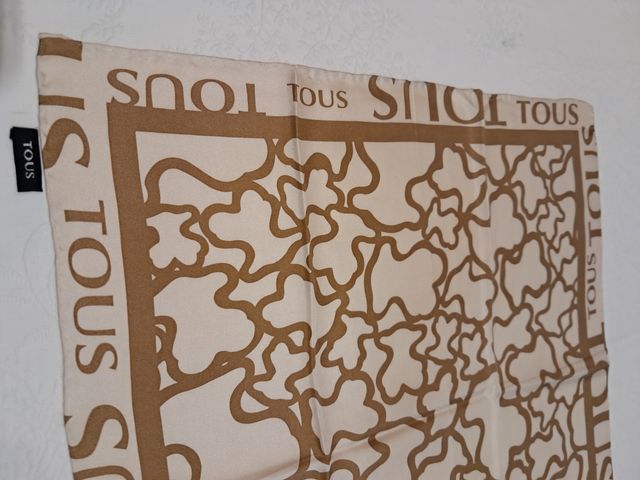 Pañuelo Tous beige y marrón