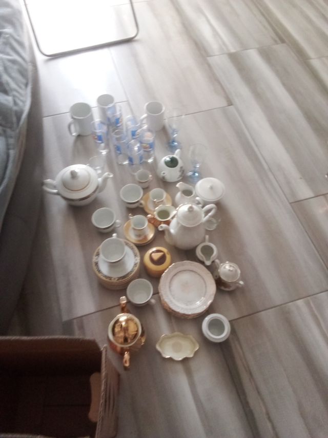 Set teiere, tazze e bicchieri, spaiati