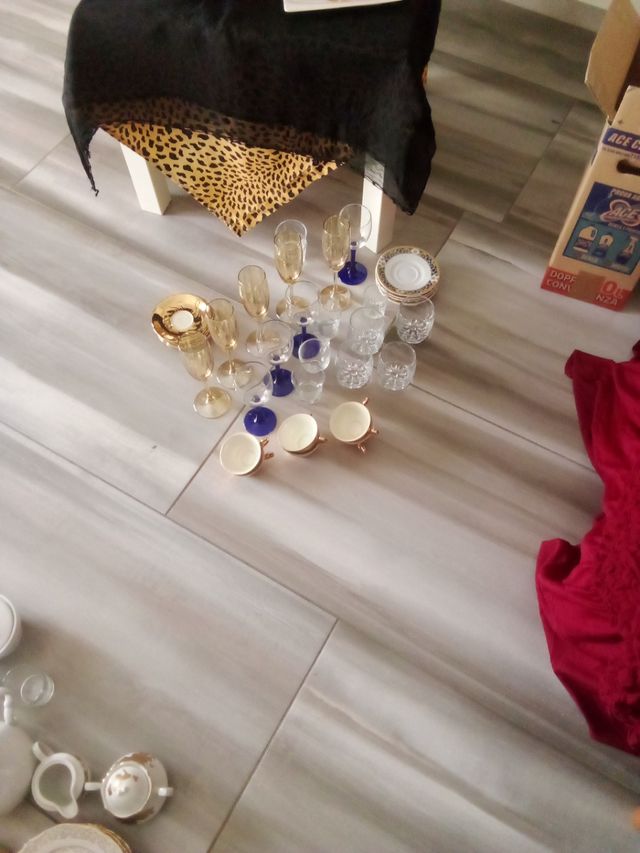 Set teiere, tazze e bicchieri, spaiati