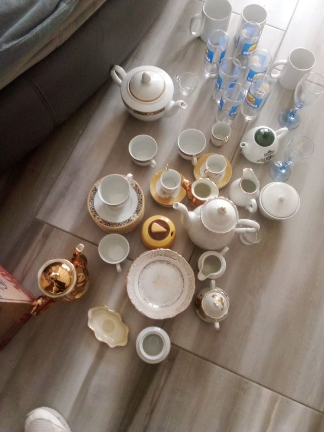 Set teiere, tazze e bicchieri, spaiati