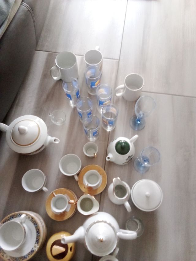 Set teiere, tazze e bicchieri, spaiati