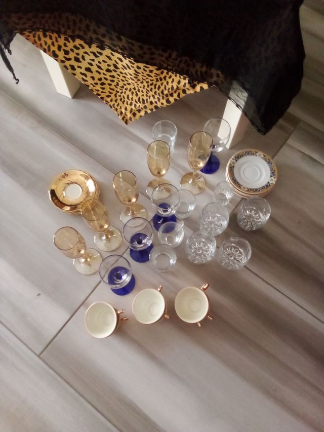 Set teiere, tazze e bicchieri, spaiati