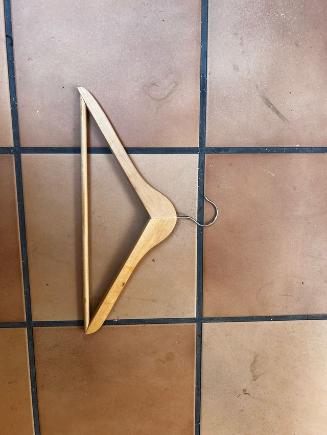 Percha madera marrón. tengo 100 perchas de madera