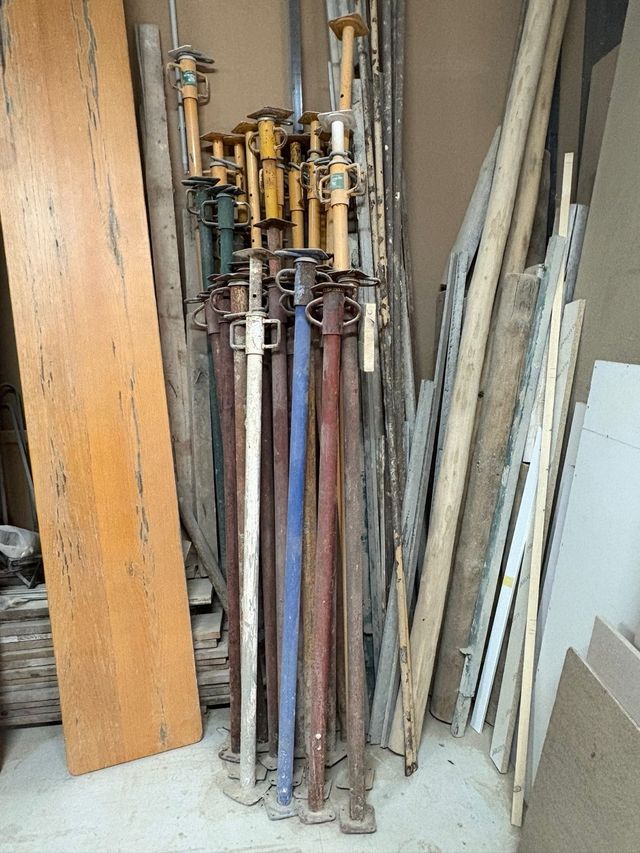 35 Puntales metálicos usados