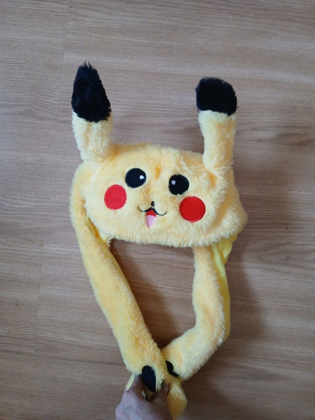 Gorro Pikachu, luces y sube orejas. 4-6 a. Aprox.
